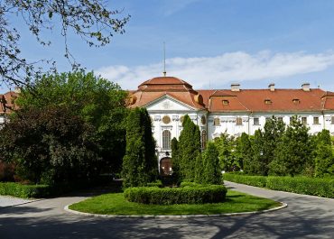 In genuine Baroque style, the Bishop's Palace of Oradea is an imposing U-shaped building that extends over three floors. It has 100 fresco-adorned rooms, some 365 windows and a façade decorated with Ionic capitals. Today it houses the Crisana Regional Museum, where various works by Romanian artists are displayed.